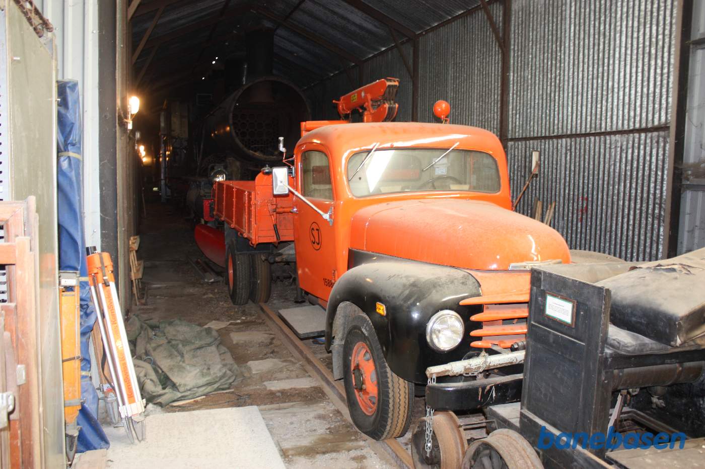 Inde i remisen er gemt forskellige køretøjer