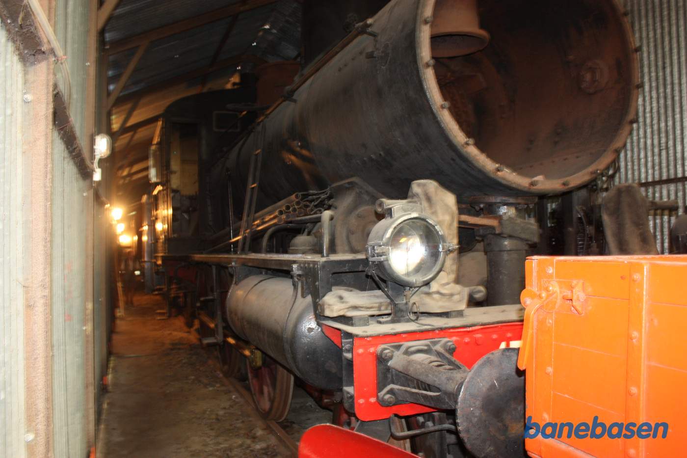 Inde i remisen er gemt forskellige damplokomotiver