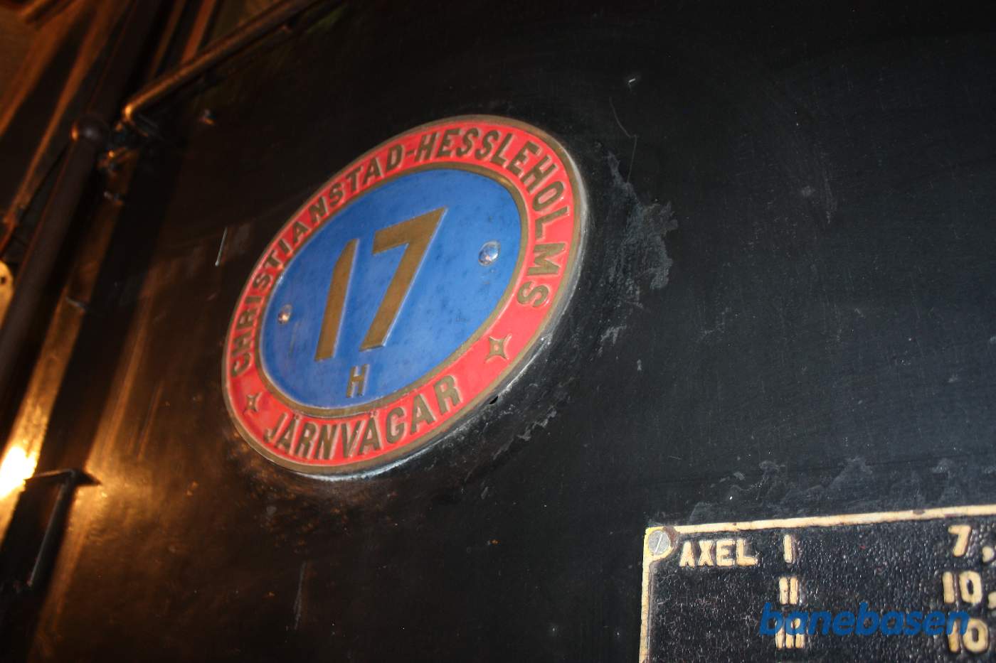 Lokomotivskiltet til et damplokomotiv i remisen