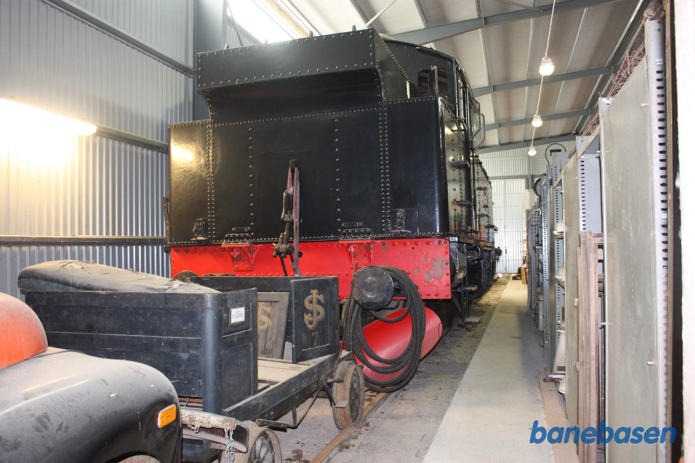 Inde i remisen er gemt forskellige damplokomotiver