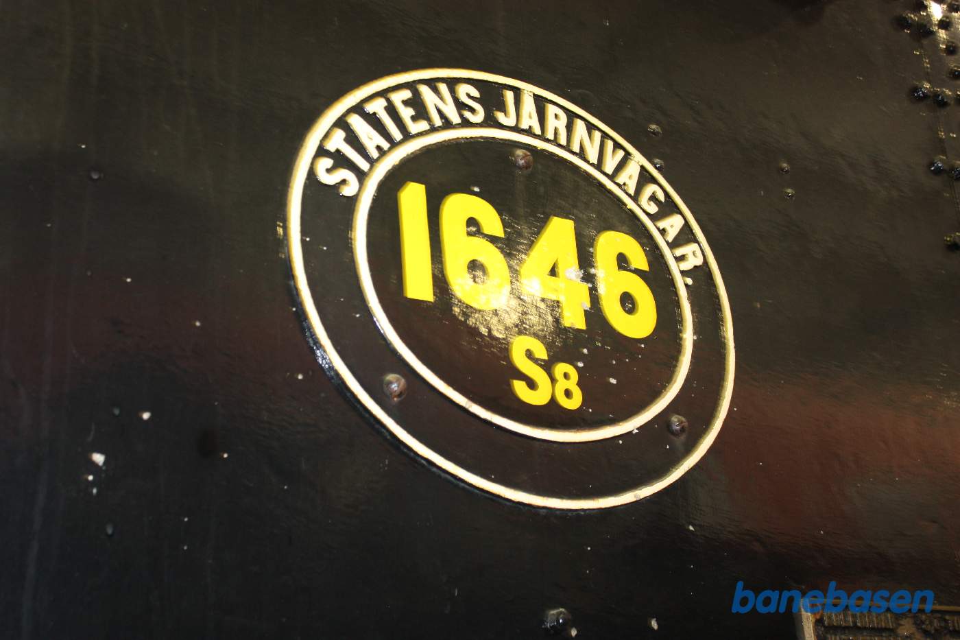 Lokomotivskiltet til et damplokomotiv i remisen