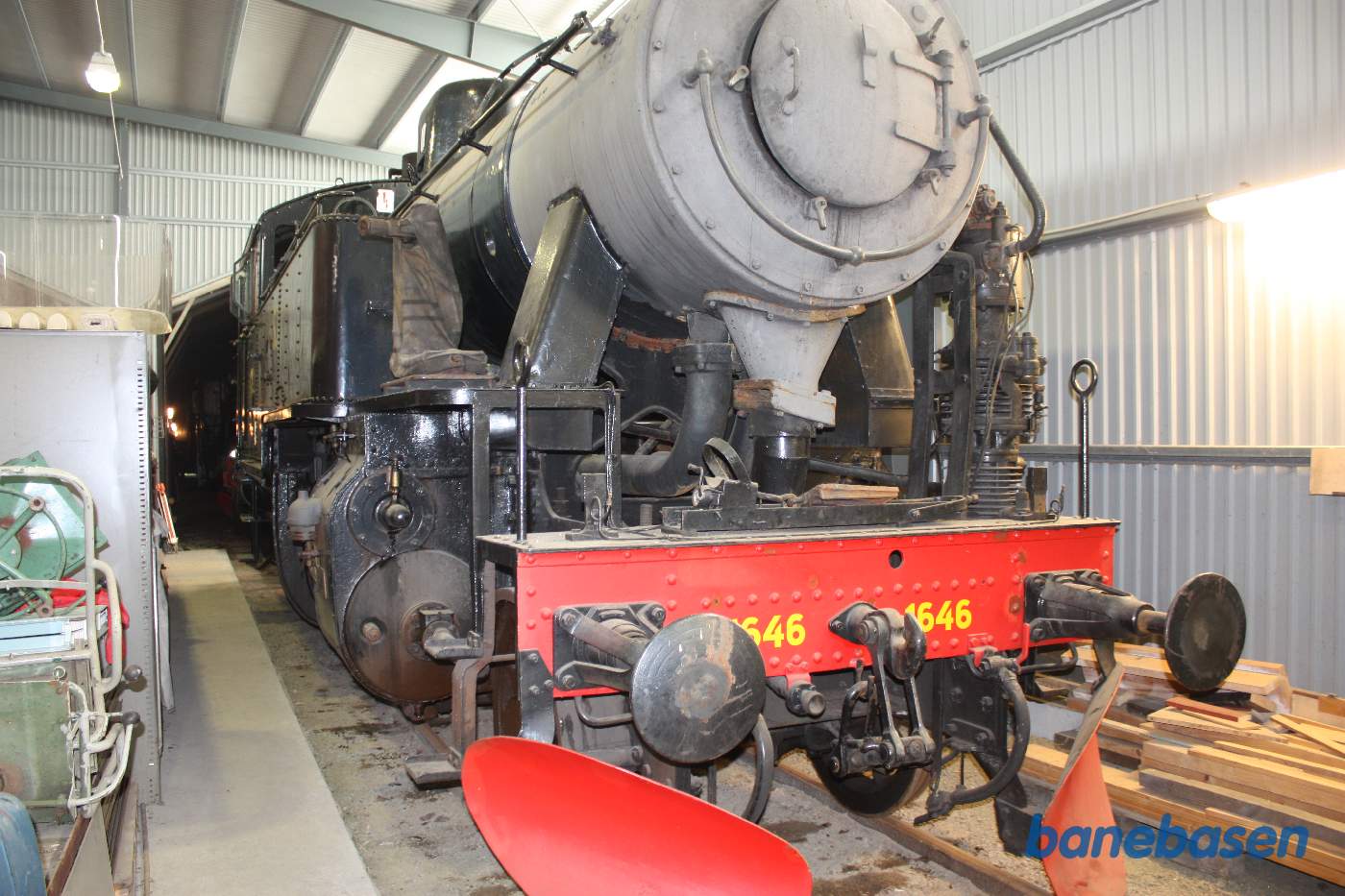 Inde i remisen er gemt forskellige damplokomotiver, her ses også den smalle tilbygning, der forlænger sporet