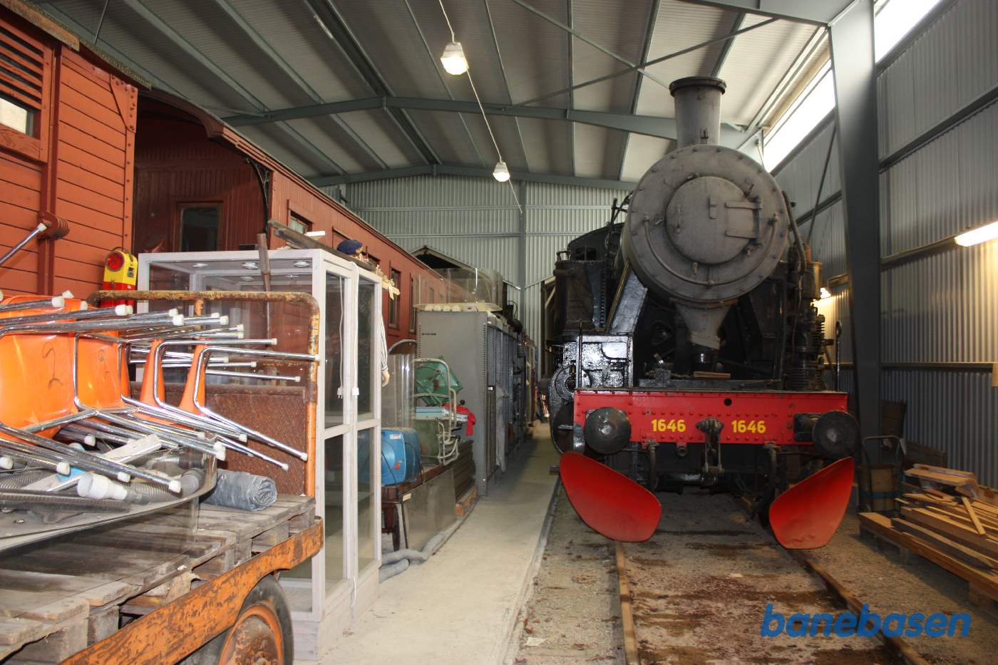 Inde i remisen er gemt forskellige damplokomotiver