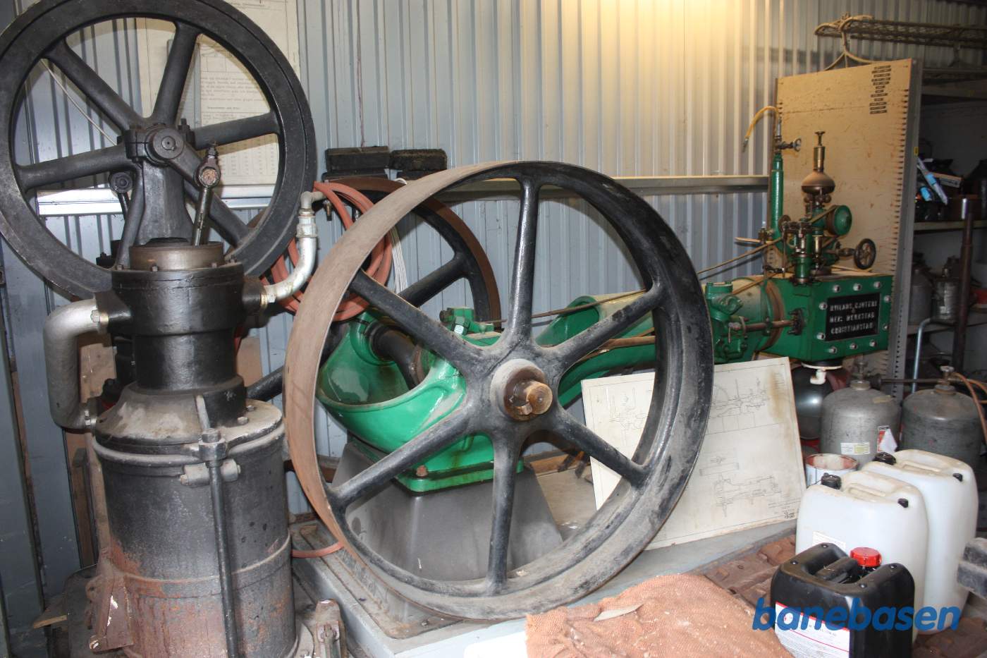 En lille stationær dampmaskine