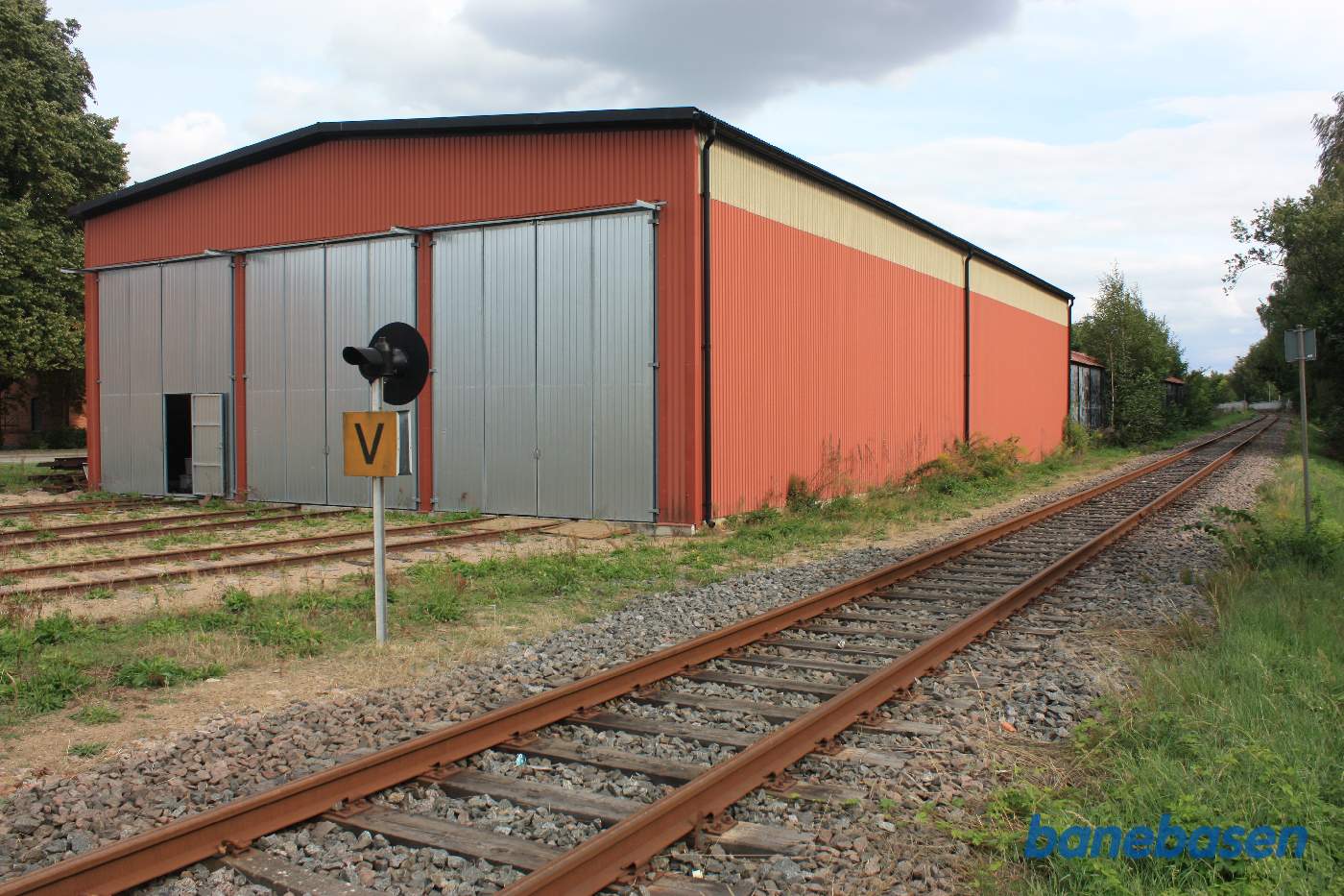 Remisen bag museet med havnebanen til højre, man kan lige skimte den lange 1-sporede forlængelse nede i enden af den store bygning