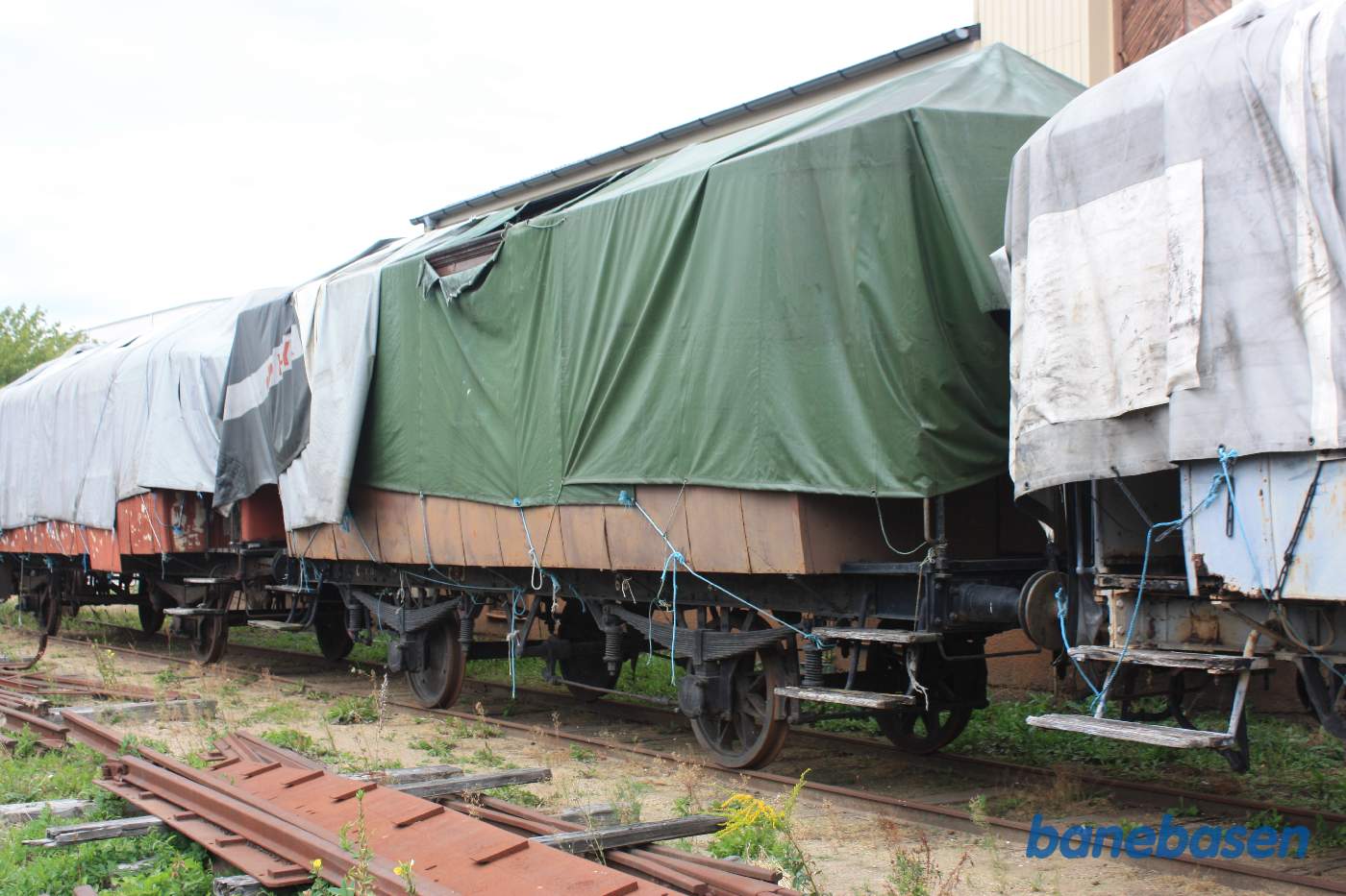 Udenfor museet står flere vogne pakket ind i presenninger