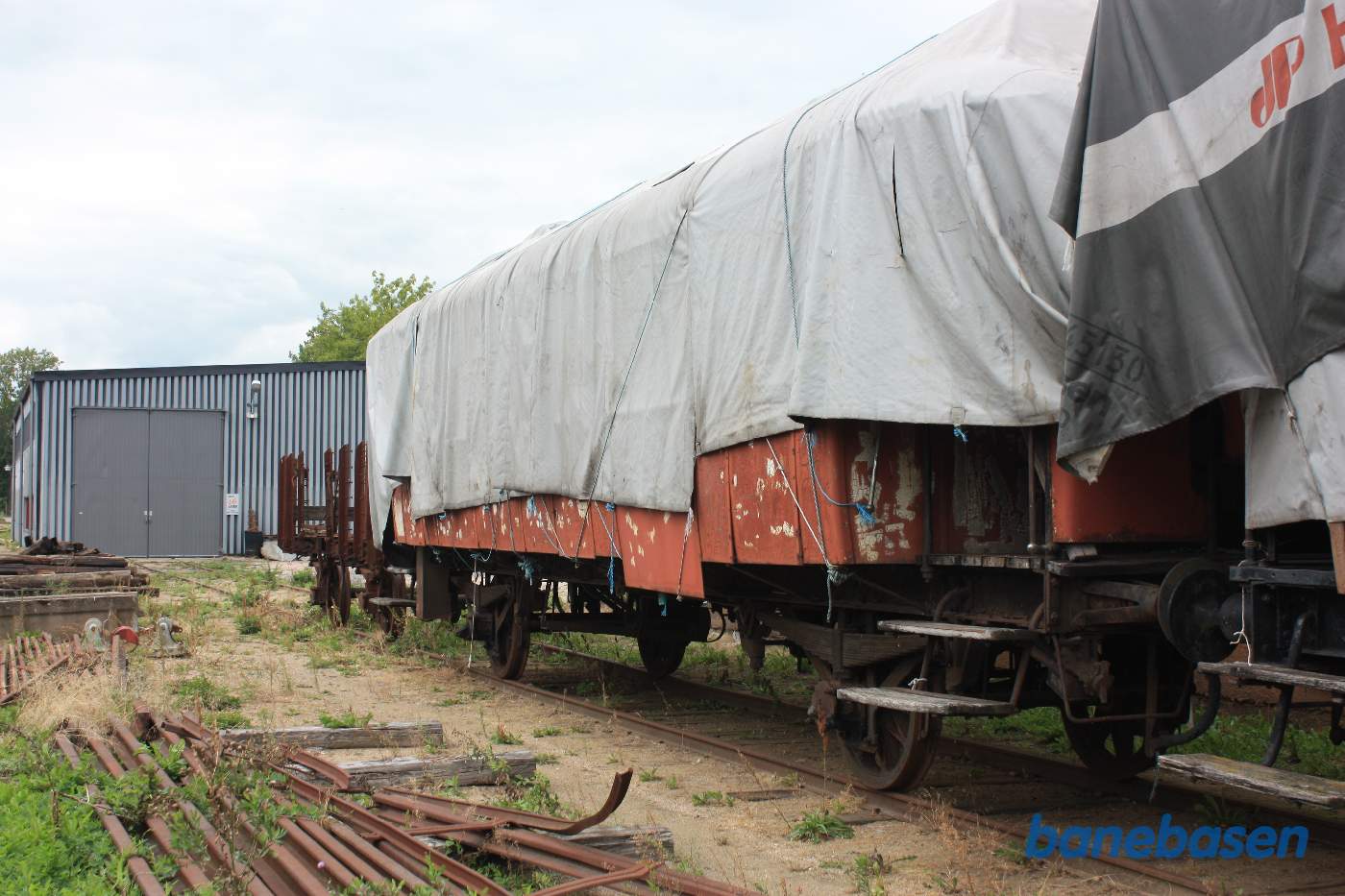 Udenfor museet står flere vogne pakket ind i presenninger