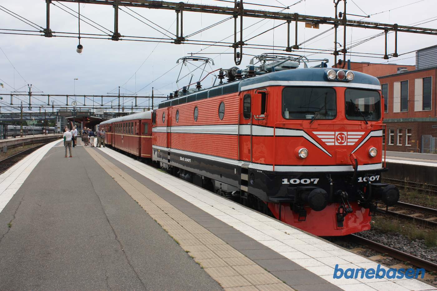 Det elektriske lokomotiv trækker det norske motortog tilbage til Malmö