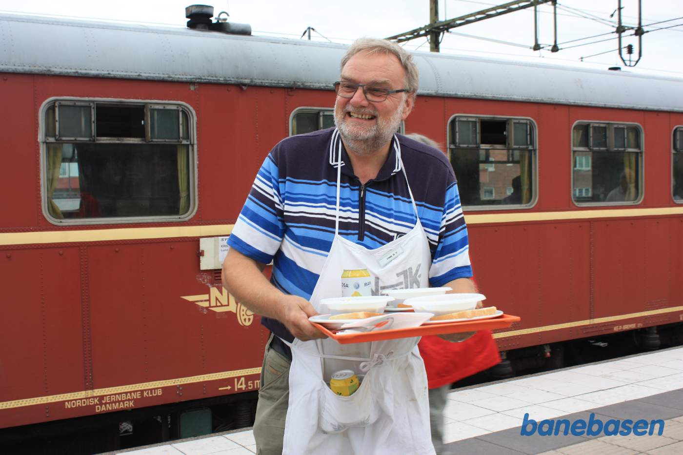 Servering af aftensmad til lokomotivpersonalet