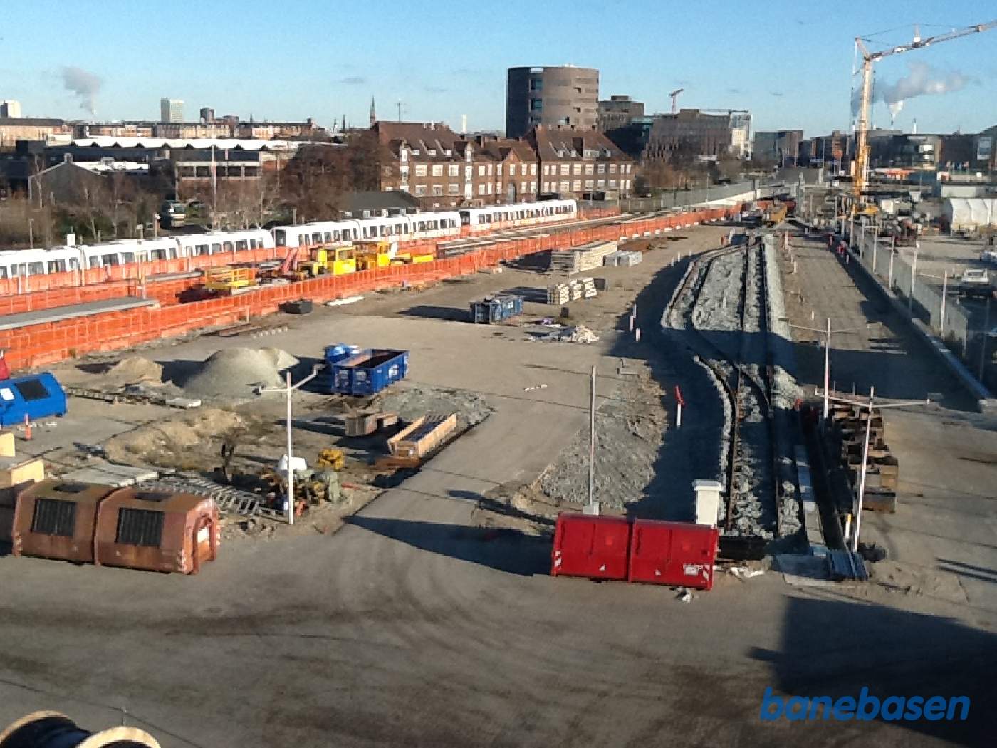 Nede foran remisen lægges spor, udsigten fra kontrolcenteret