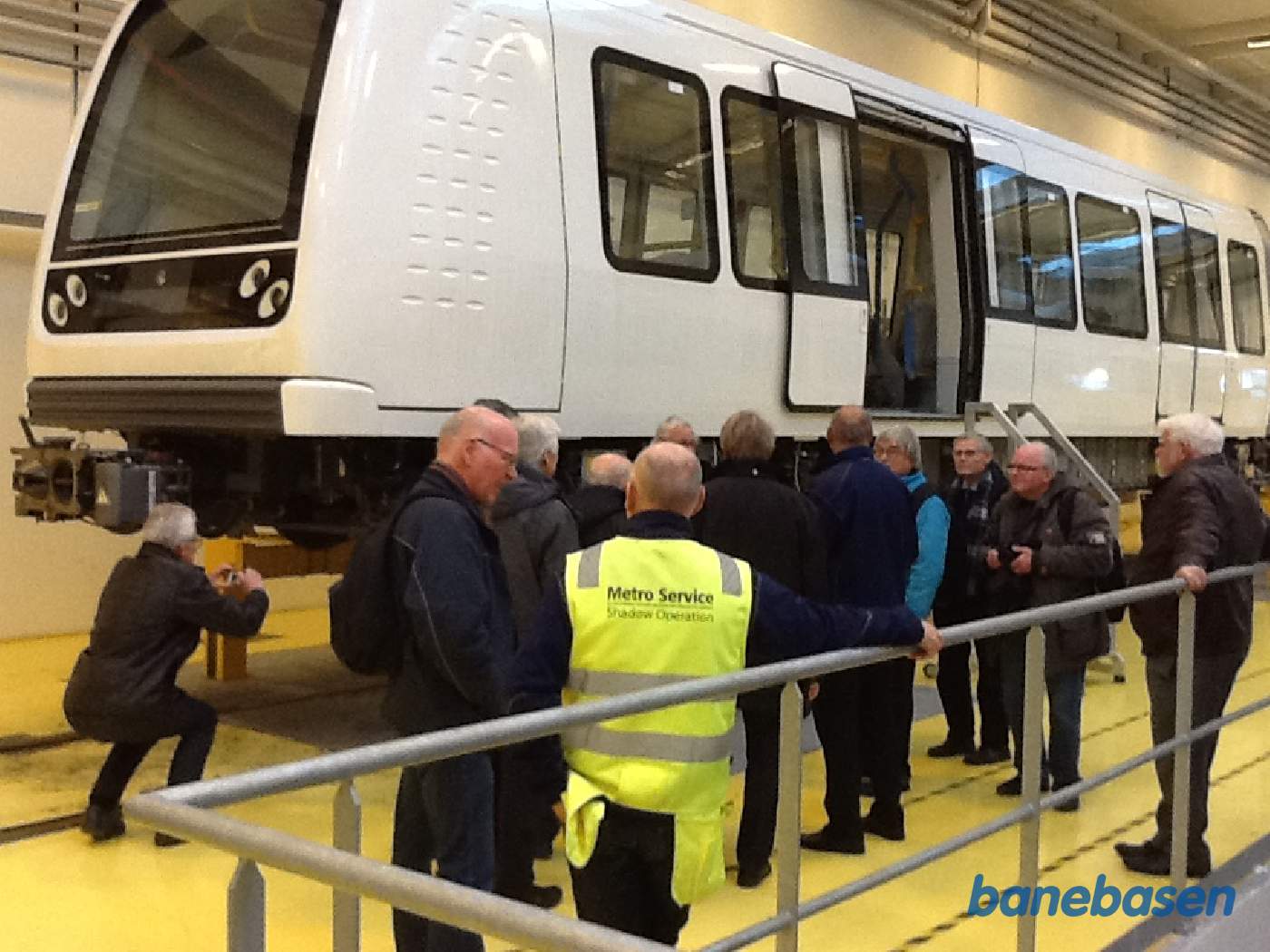 Et nyt togsæt er løftet i værkstedshallen Et nyt togsæt er løftet i værkstedshallen