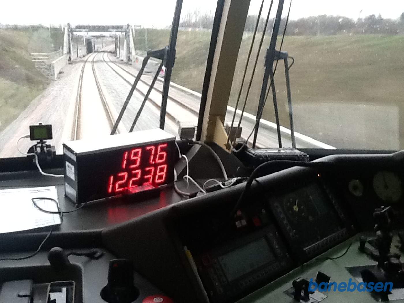 Vi er i førerrummet og under acceleration, hastigheden er nu 197,6 km/t