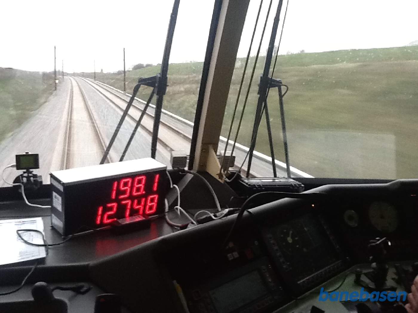 Vi er i førerrummet og under acceleration, hastigheden er nu 198,1 km/t