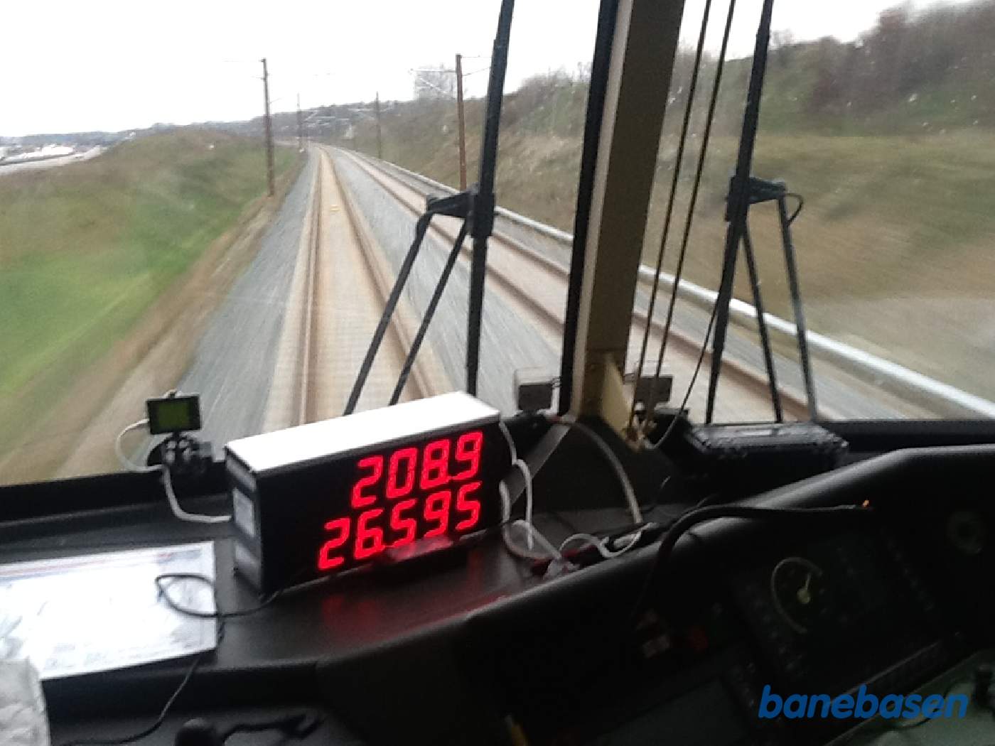 Vi er i førerrummet og under acceleration, hastigheden er nu 208,9 km/t