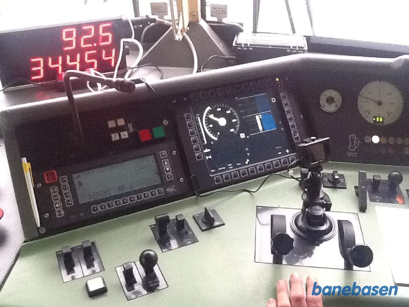 Vi er i førerrummet og under acceleration, hastigheden er nu 92,6 km/t