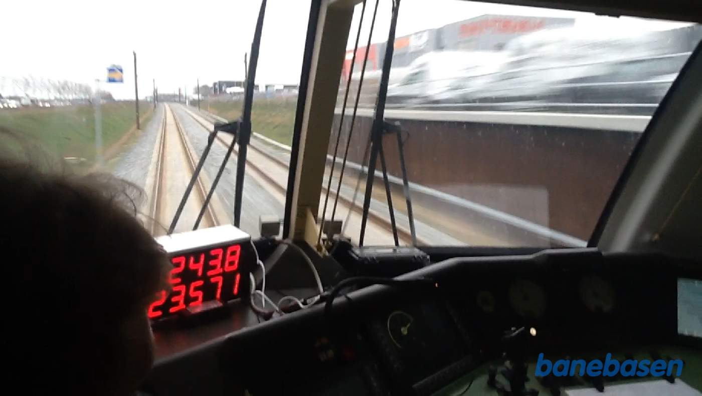 Vi er i førerrummet og under acceleration, hastigheden er nu 243,8 km/t