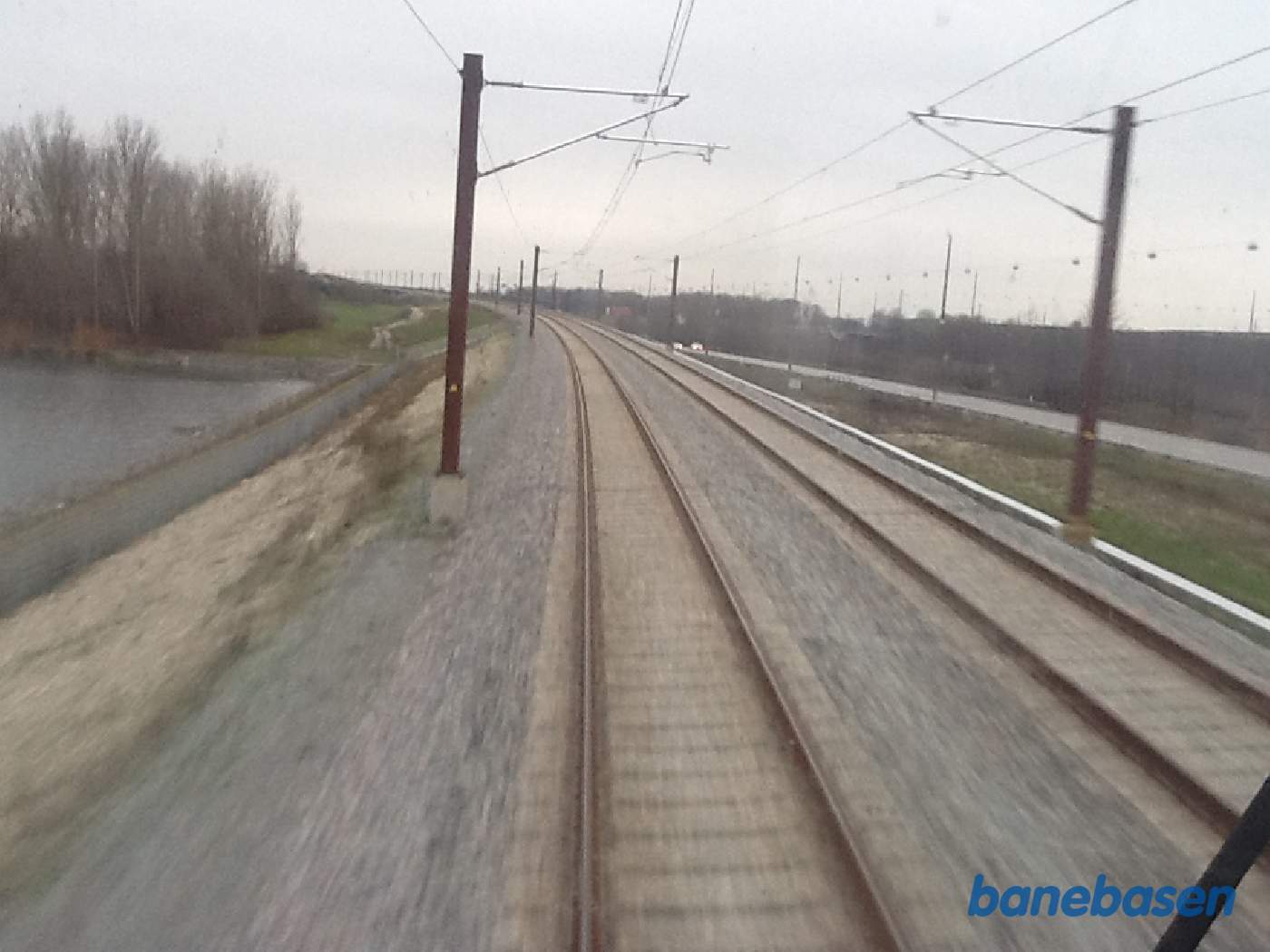 Vi er i førerrummet, på vej fra Ringsted tilbage til Vigerslev, og kigger ud langs banen ved Vallensbæk Sø