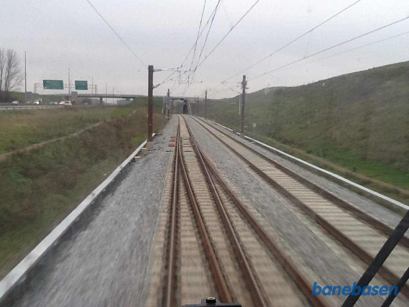 Vi er i førerrummet, på vej fra Ringsted tilbage til Vigerslev, og kigger ud langs banen