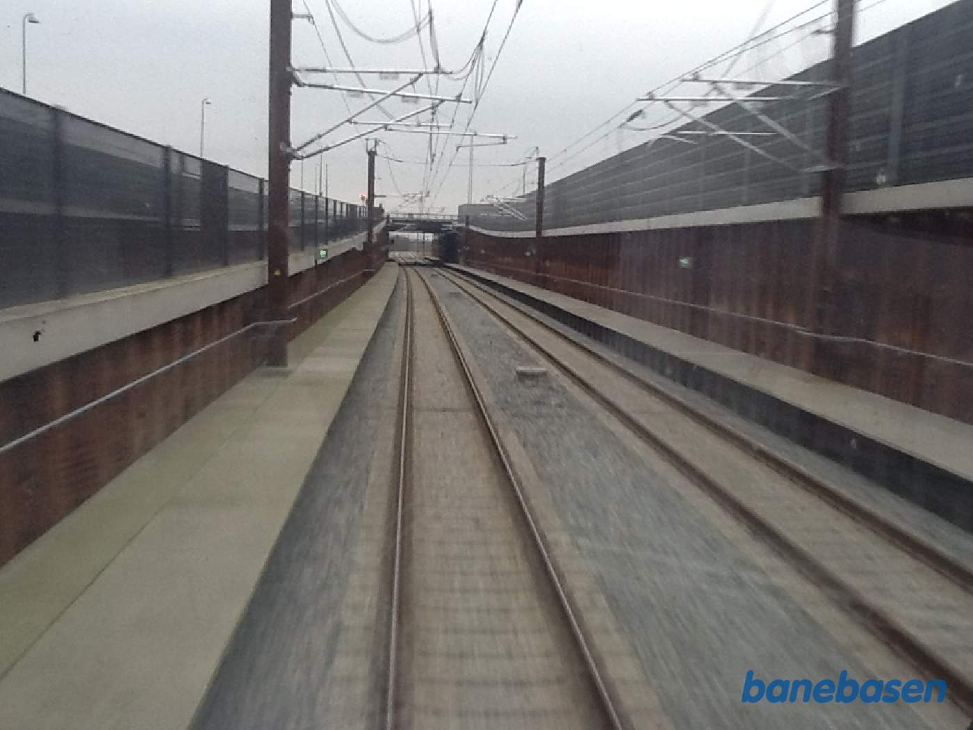 Vi er i førerrummet, på vej fra Ringsted tilbage til Vigerslev, og kigger ud langs banen