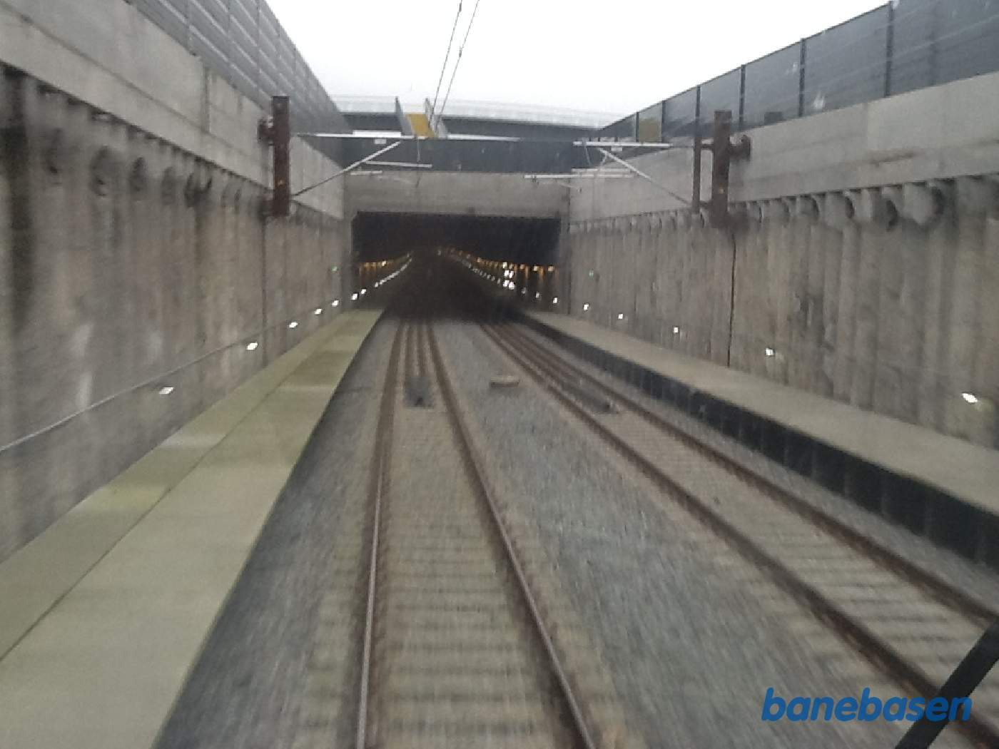 Vi er i førerrummet, på vej fra Ringsted tilbage til Vigerslev, og kigger ud langs banen, ned i tunnelen