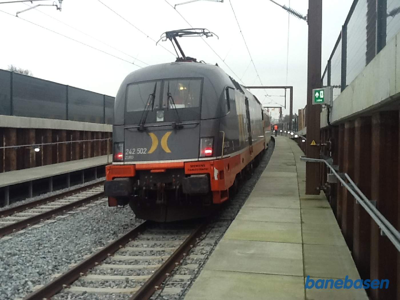 Det elektriske lokomotiv, udrustet med måleudstyr, som skal gennemføre højhastighedstesten holder udenfor Vigerslev, hvor der er eksterne adgangsforhold