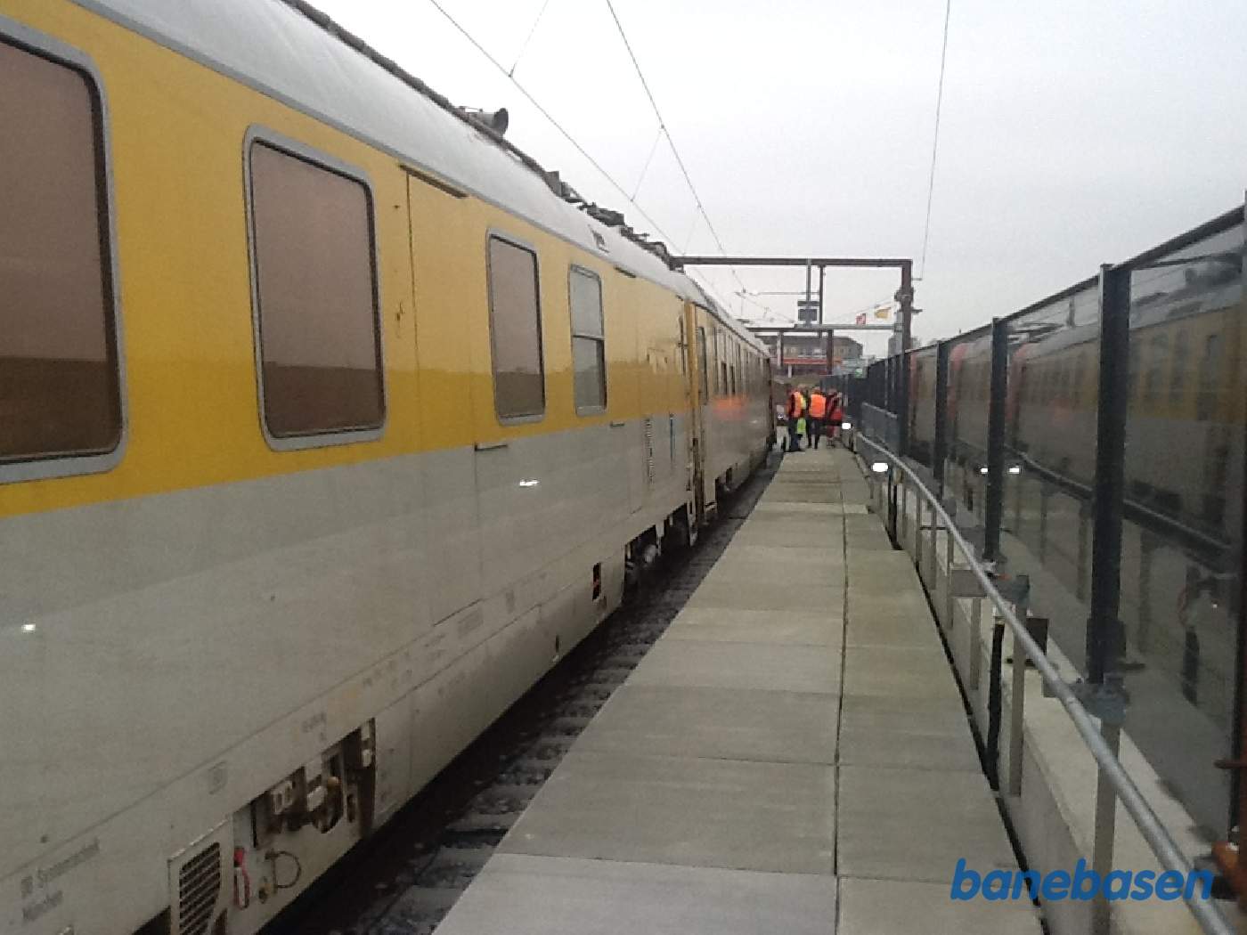 Vi ser ned langs målevognene, her ved nødperronen udenfor Vigerslev