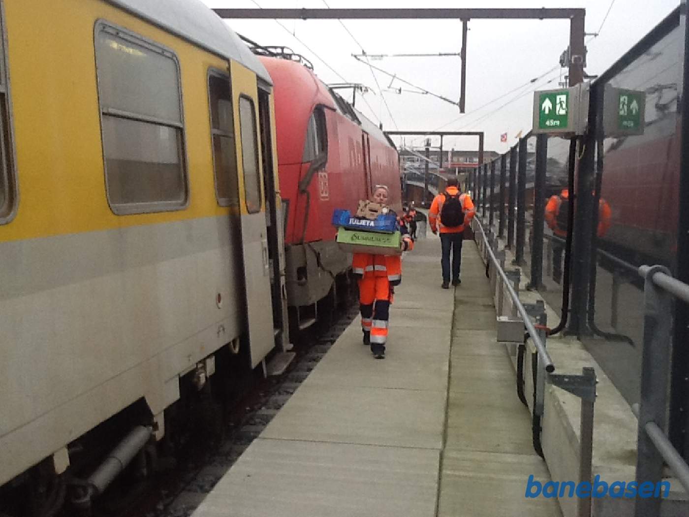 Banedanmark medarbejdere bærer proviant om bord til de indbudte gæster fra folketinget og pressen Banedanmark medarbejdere bærer proviant om bord til de indbudte gæster fra folketinget og pressen