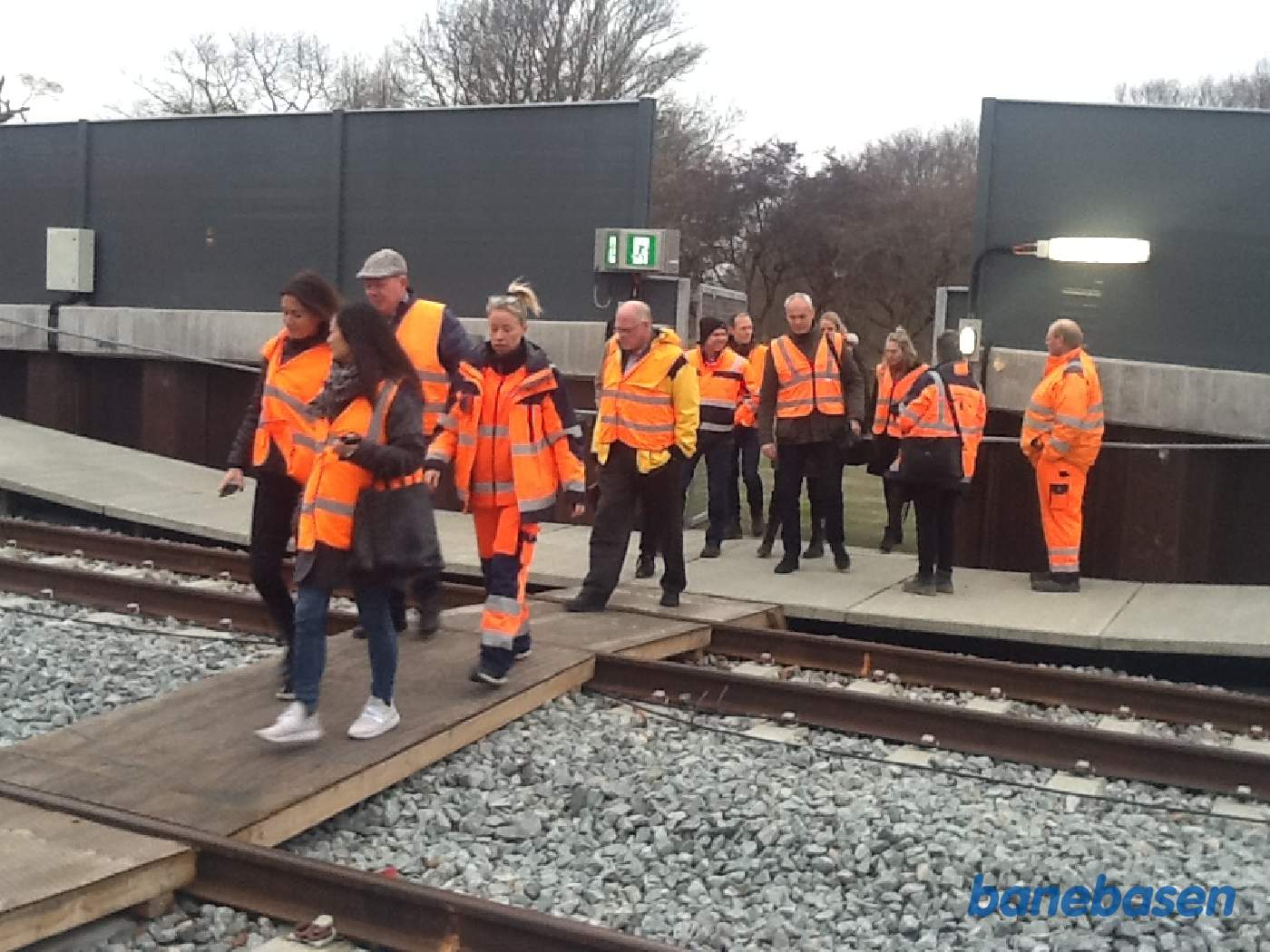 Gæsterne lodses over sporene til det ventende prøvetog
