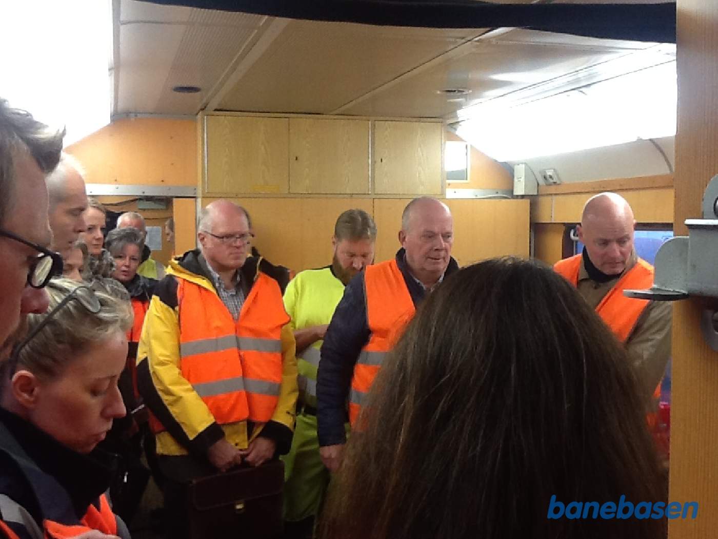 Oppe i målevognen informeres gæsterne om hvad der skal ske på turen