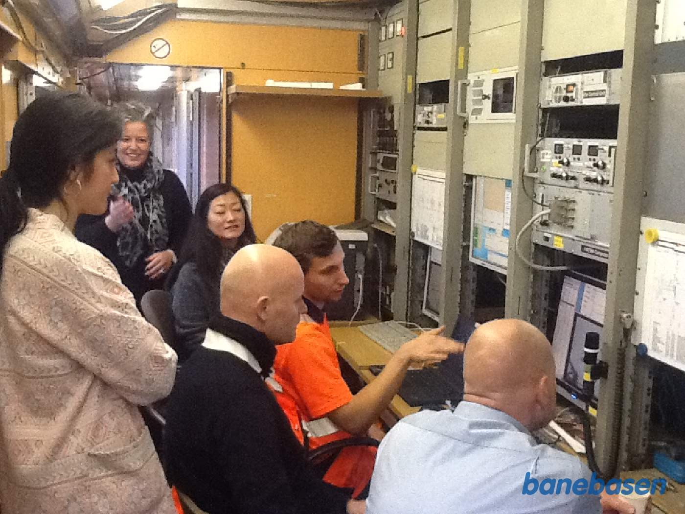 Personalet i målevognen holder øje med at alt går som det skal, her med besøg af gæster