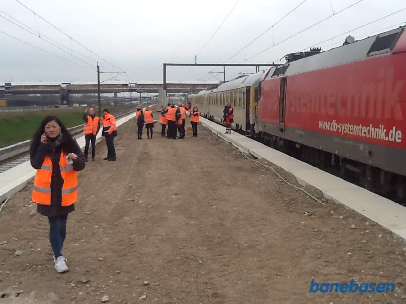 Prøvetoget gør et kort ophold på Køge Nord, så gæsterne kan se stationen, der endnu ikke er færdig