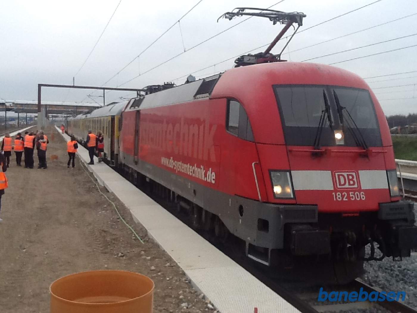 Prøvetoget gør et kort ophold på Køge Nord, så gæsterne kan se stationen, der endnu ikke er færdig