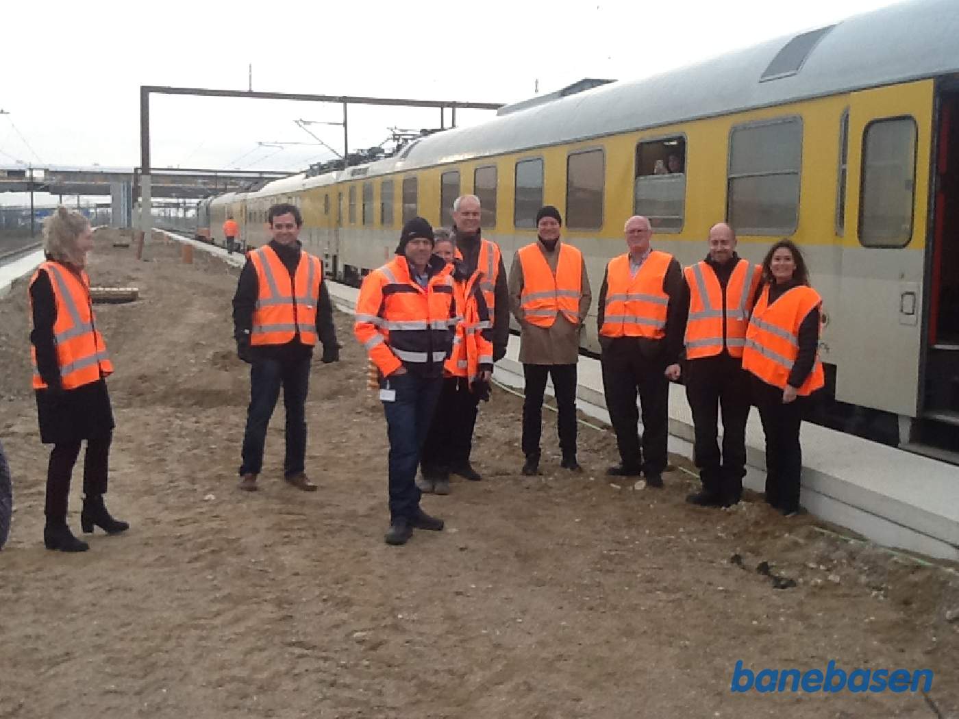 Flere af gæsterne er stillet op til fotografering på Køge Nord, som endnu ikke er færdig