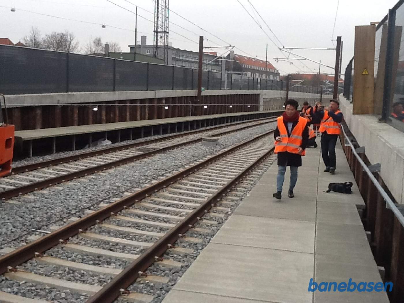 Prøvekørslen er slut og nogen af gæsterne går ud på nødperronen for at fotografere prøvetoget. Vi ser i retning mod Ringsted Prøvekørslen er slut og nogen af gæsterne går ud på nødperronen for at fotografere prøvetoget. Vi ser i retning mod Ringsted