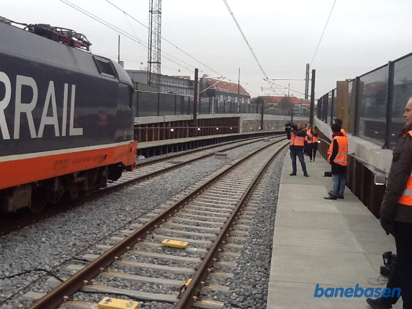 Prøvekørslen er slut og nogen af gæsterne går ud på nødperronen for at fotografere prøvetoget. Vi ser i retning mod Ringsted