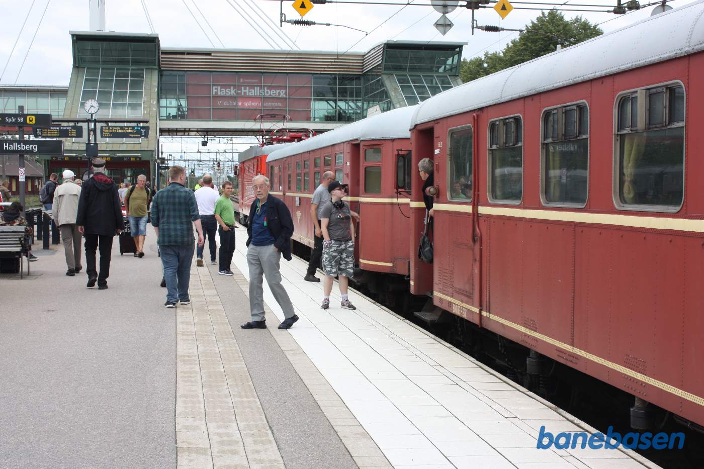 Der er et kort ophold, hvor gæsterne har mulighed for at komme ud på perronen og fotografere