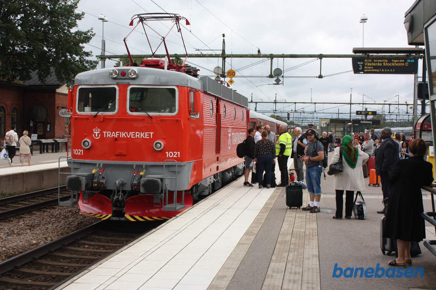 Der er et kort ophold, hvor gæsterne har mulighed for at komme ud på perronen og fotografere