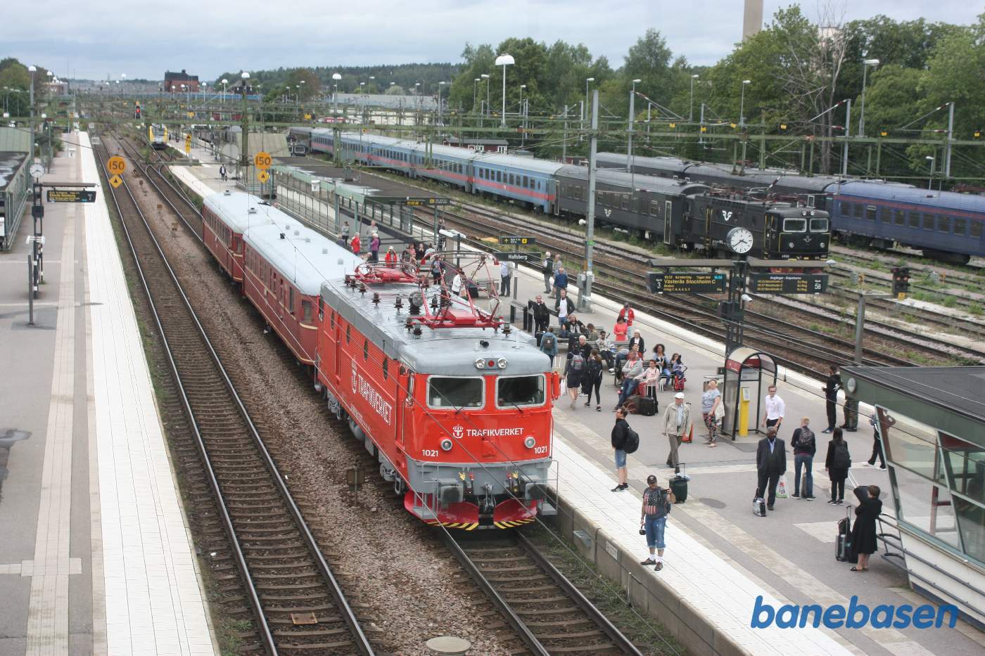 Et vue ud over stationsområdet, set oppe fra gangbroen