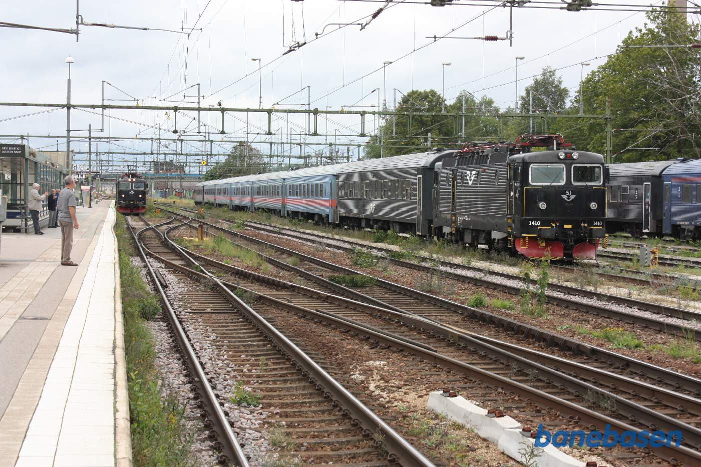 Et vue ud over stationsområdet, set fra perronen