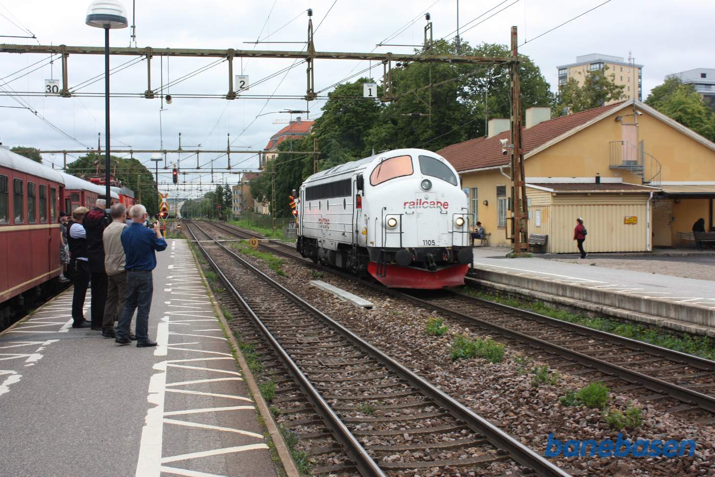 Mens vi venter, kommer en railcare My 1105 trillende gennem stationen