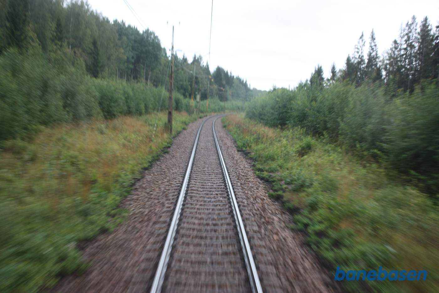 Et bagskud ud langs jernbanen et sted på strækningen mellem Örebro og Fagersta