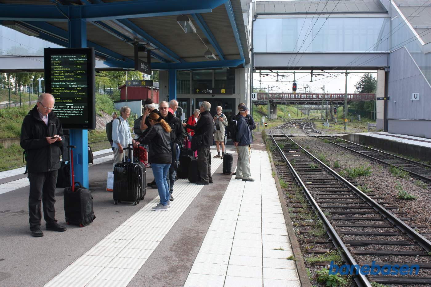 Næste morgen mødes gæsterne på perronen