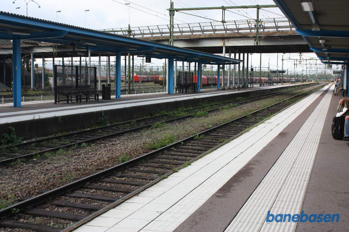 Et vue ud over stationsområdet. I det fjerne ses vores motortog på vej til perron