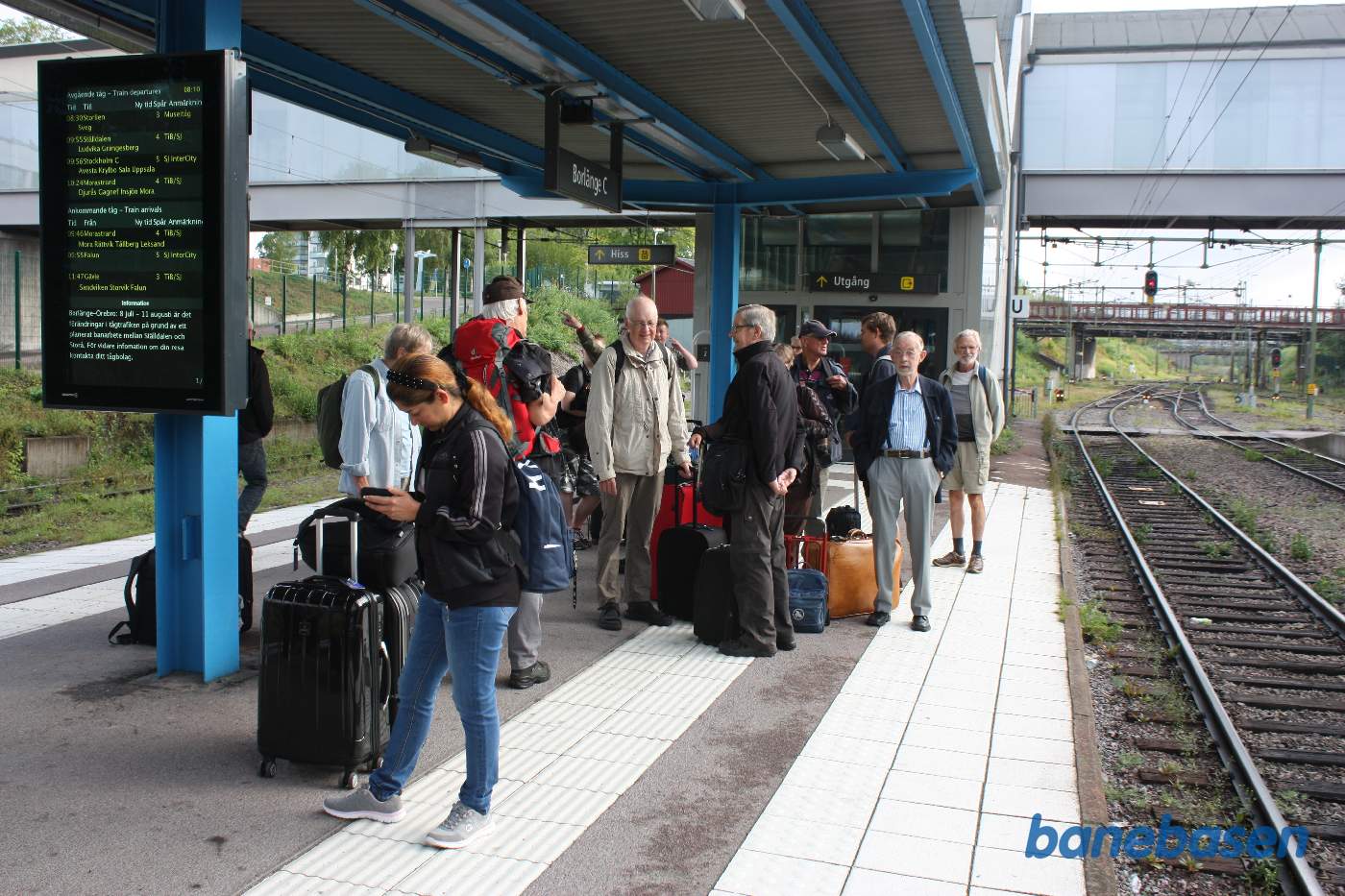 Gæsterne står på perronen og venter på motortoget