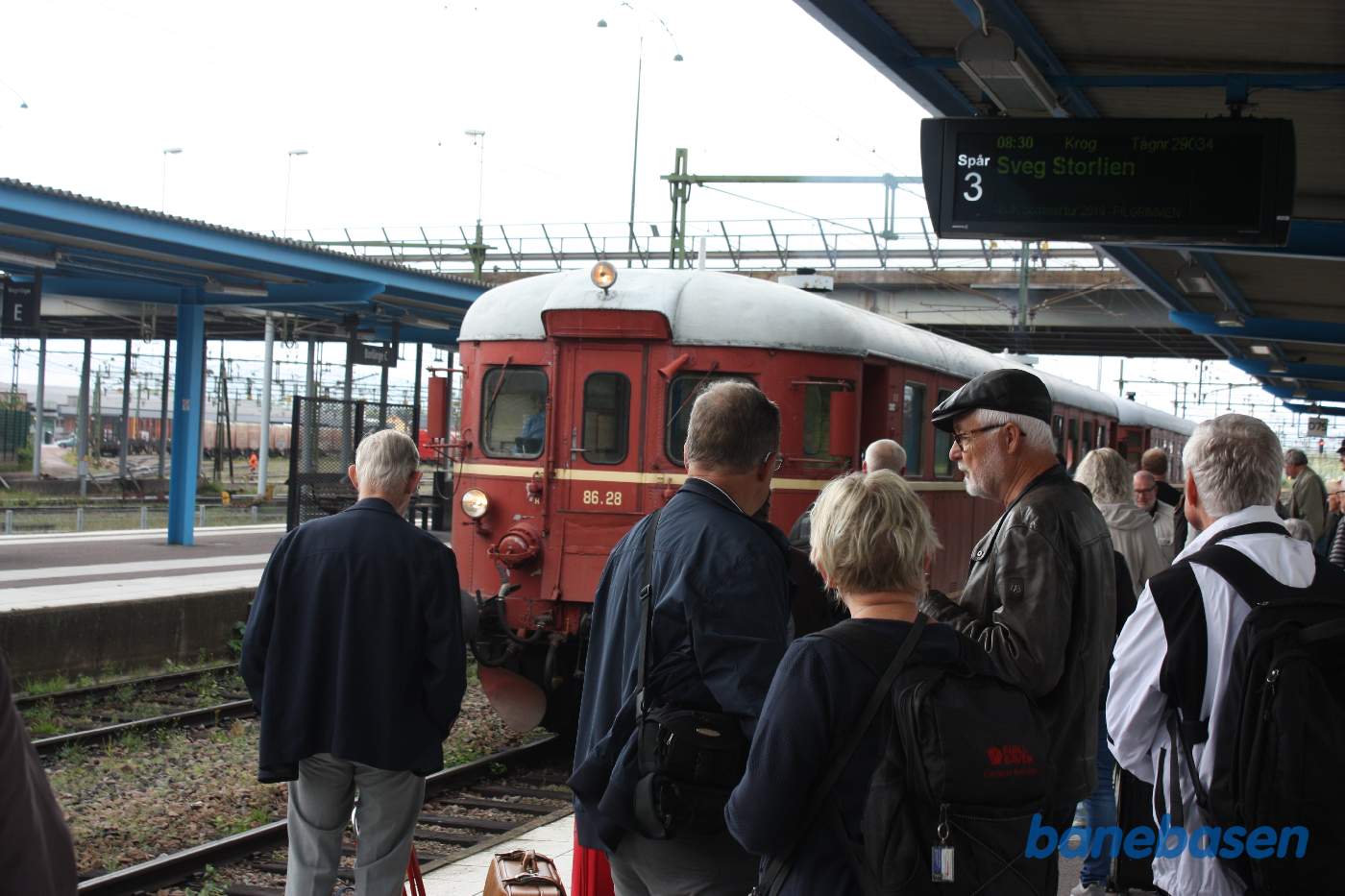 Motortoget holder ved perron og gæsterne gør sig klar til at gå ind i toget