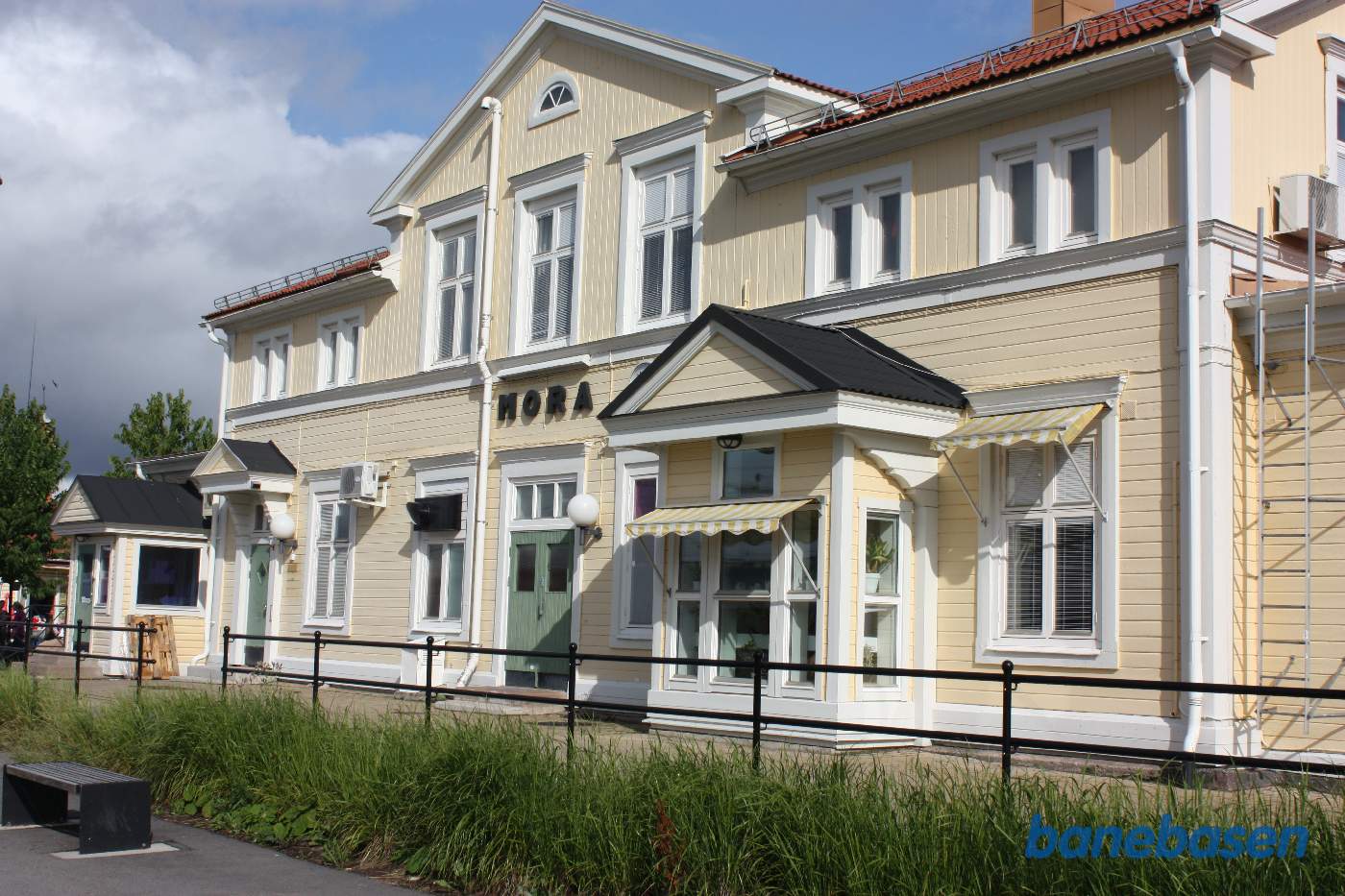 Den gamle stationsbygning set fra toget