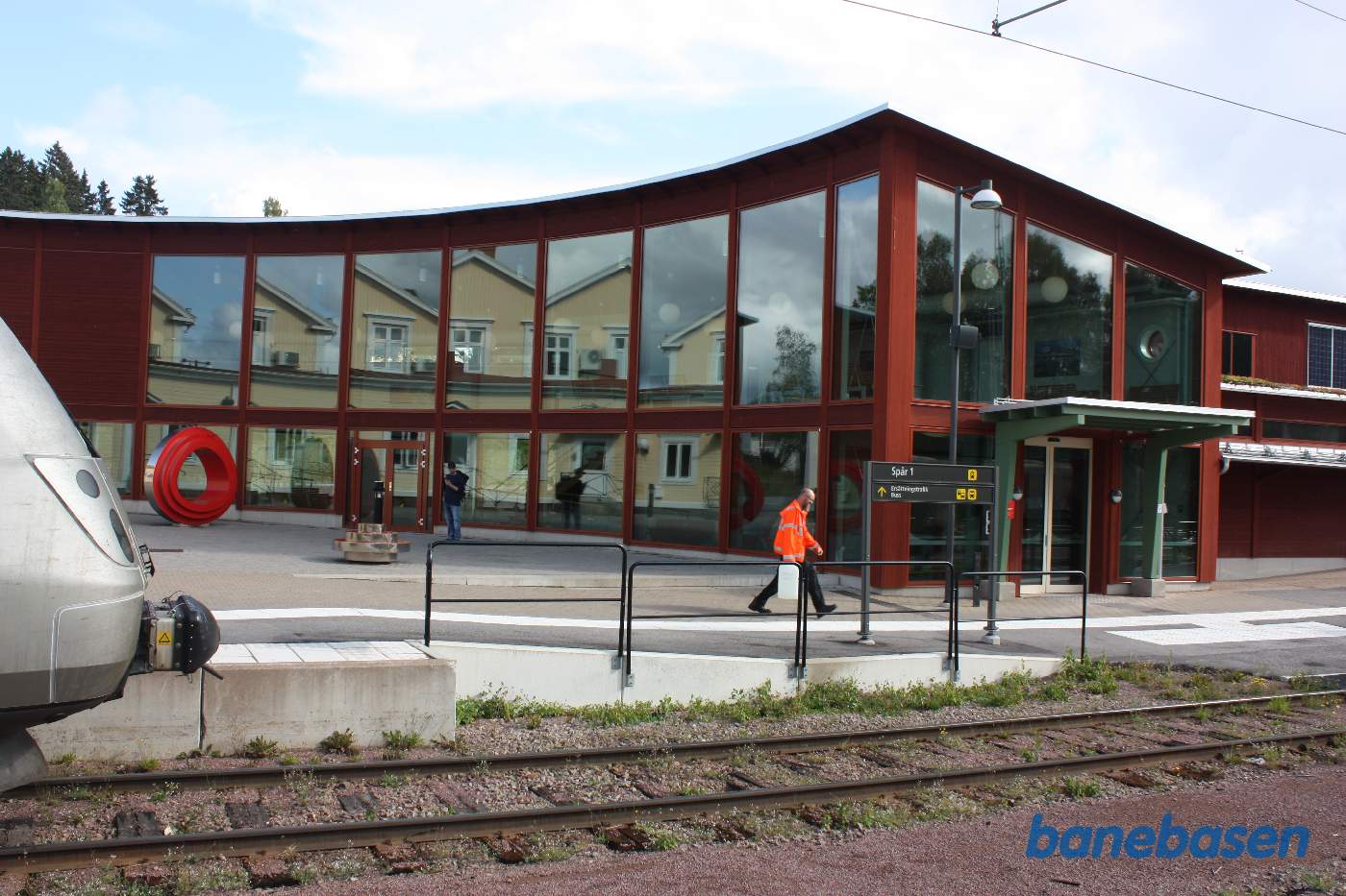 Stationsbygningen set fra toget, det nye rejsecenter