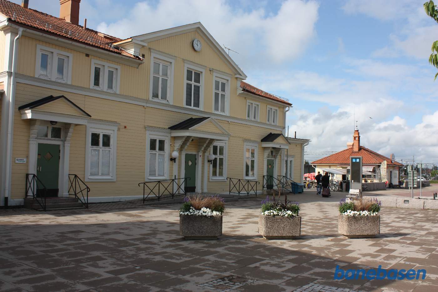 Den gamle stationsbygning set fra vejen