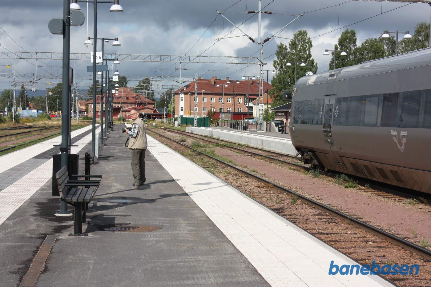 Et vue ud over perronen med fotograf