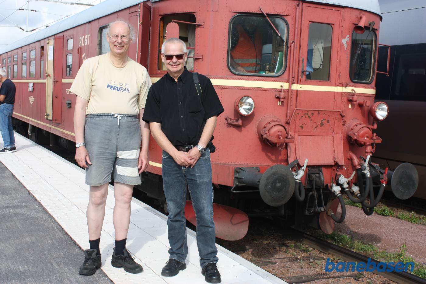 2 deltagere er opstillet foran motortoget